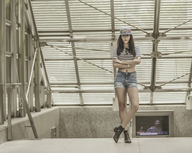 Trang Lạ chân dài, eo thon sexy ở Singapore - ảnh 6